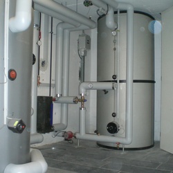 Erneuerbare Energie Mehrfamilienhaus, Wärmepumpe zum Heizen und Kühlen